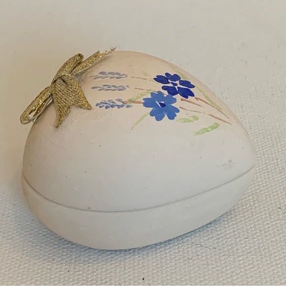 Heart Shaped Bisque Porcelain Trinket Box Blue Flowers Gold Bow Lid Vintage 2"x2 - Picture 2 of 14